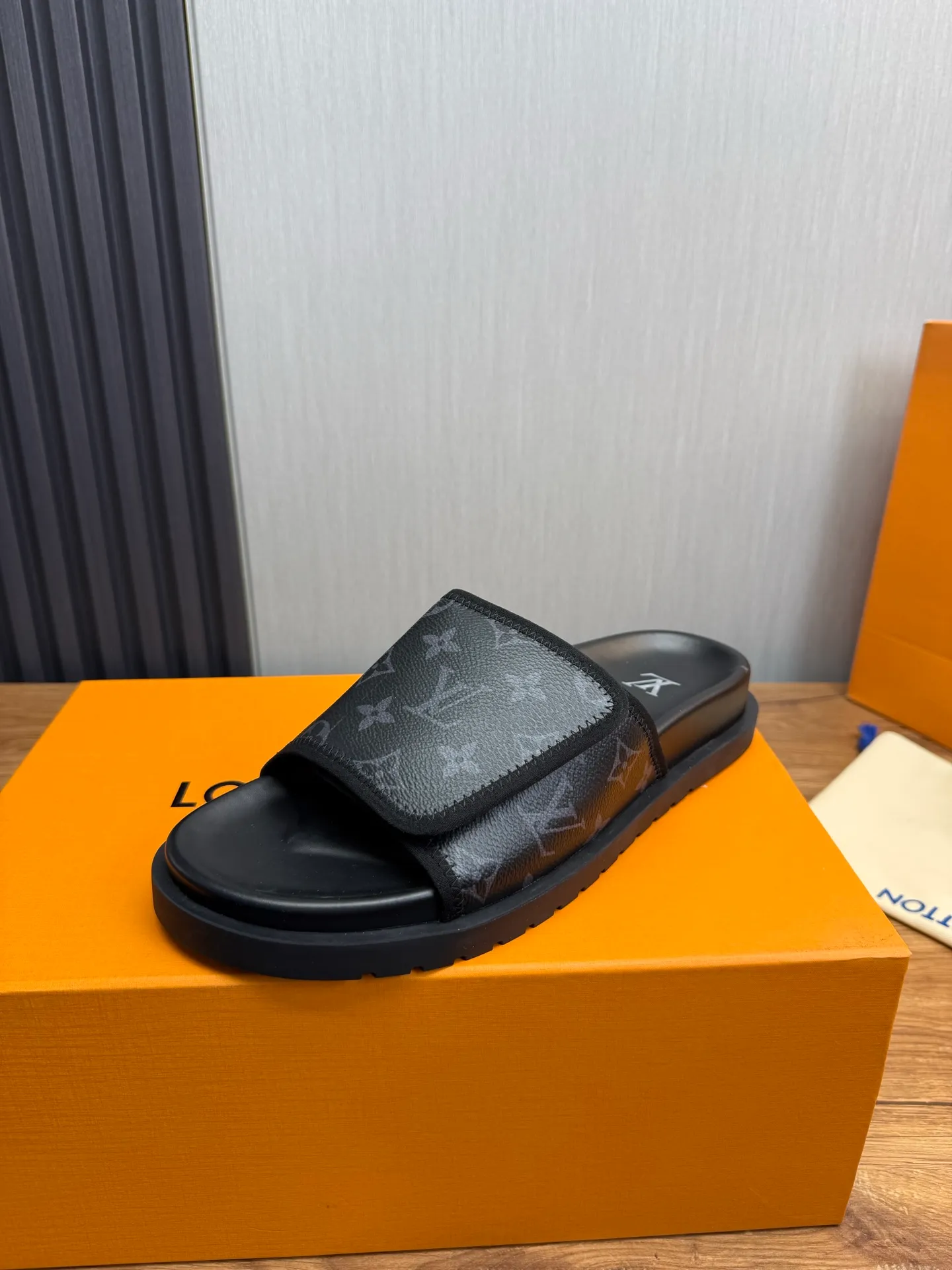 Men's shoes 💰340💰 ▪️LV's popular Little Red Book popular slippers hot sale: 1 shipment✅ Super textured and comfortable slippers, original TPU outsole. Authentic counter box drawer box packaging 🎁Size 38-45